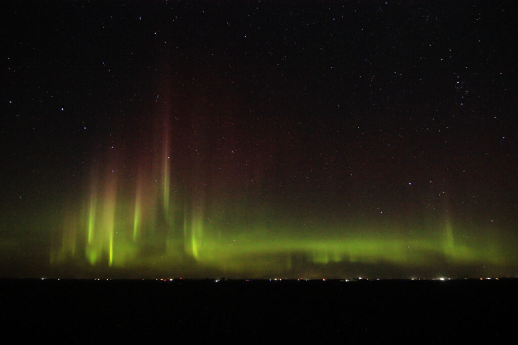 Aurora Borealis hugging the northern horizon